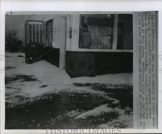 1960 Wire Photo A diner's window broken down by hailstone up to a baseball size - Historic Images