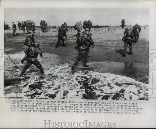 1946 Wire Photo bUS occupation troops hit the beach at Chigasaki, Japan - Historic Images