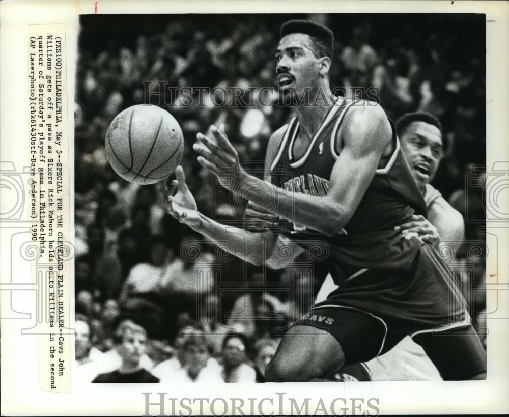 1990 Wire Photo Cavs John Williams fouled by Sixers Rick Mahorn- play-offs - Historic Images