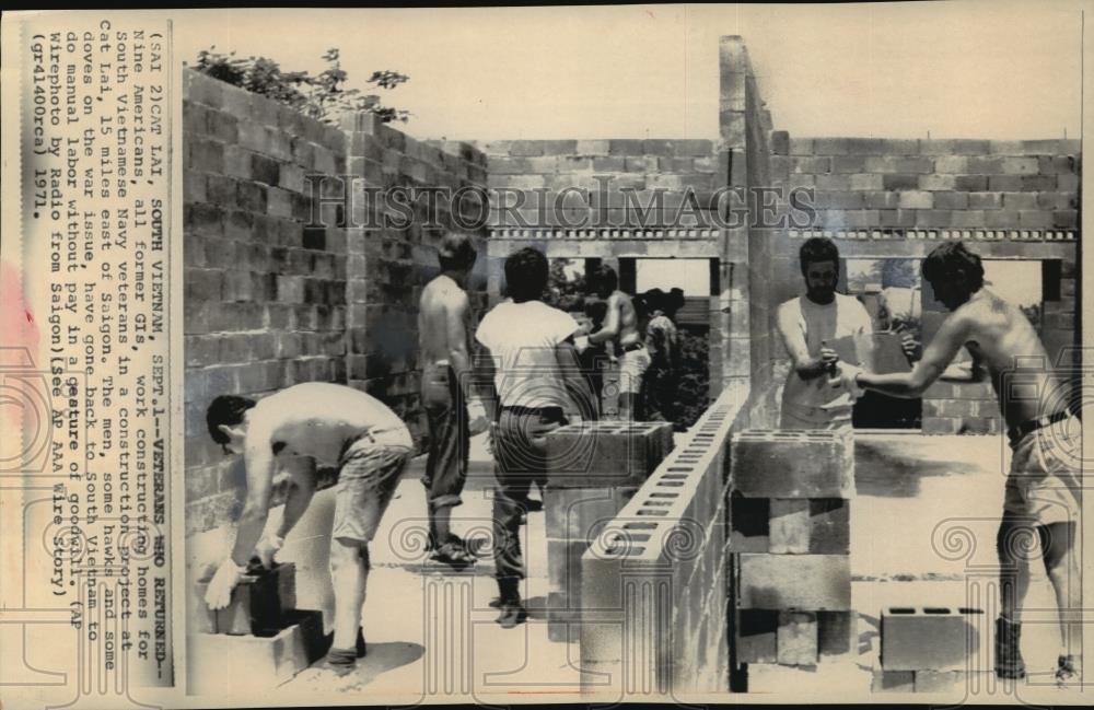 1971 Wire Photo Former American soldiers in Cat Lai, constructing homes Vietnam - Historic Images