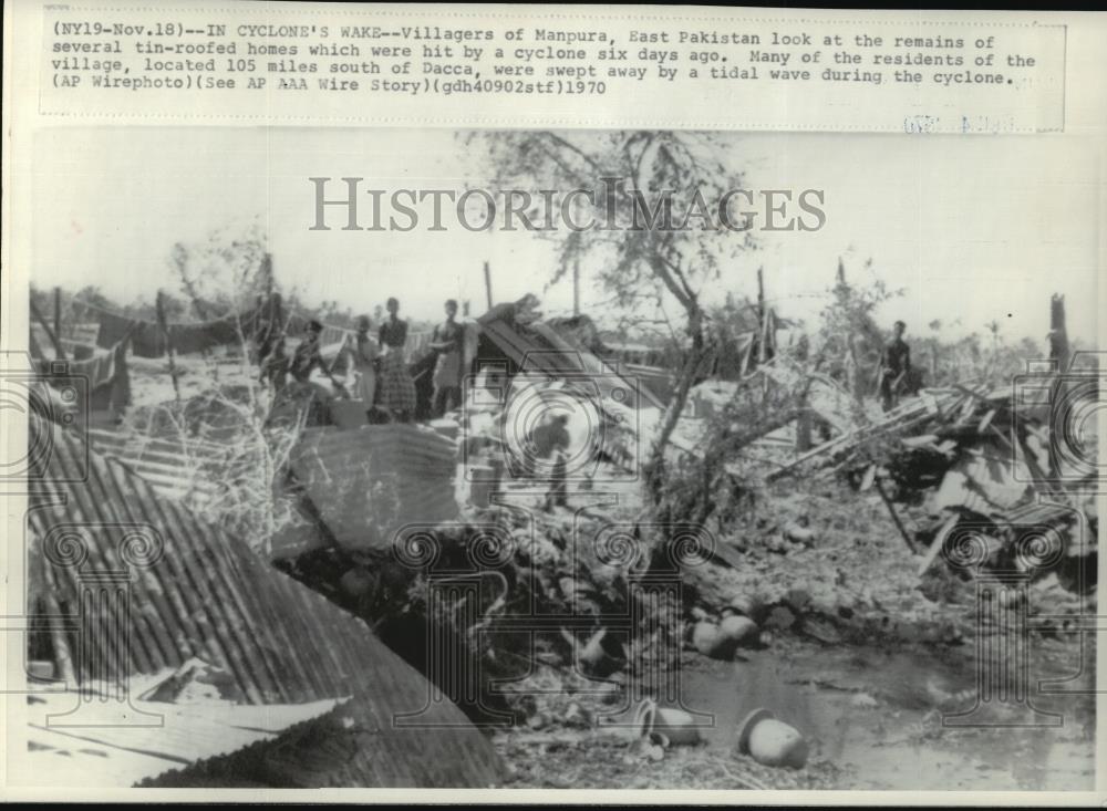 1970 Wire Photo Villagers of Manpura, East Pakistan- devastated by cyclone - Historic Images