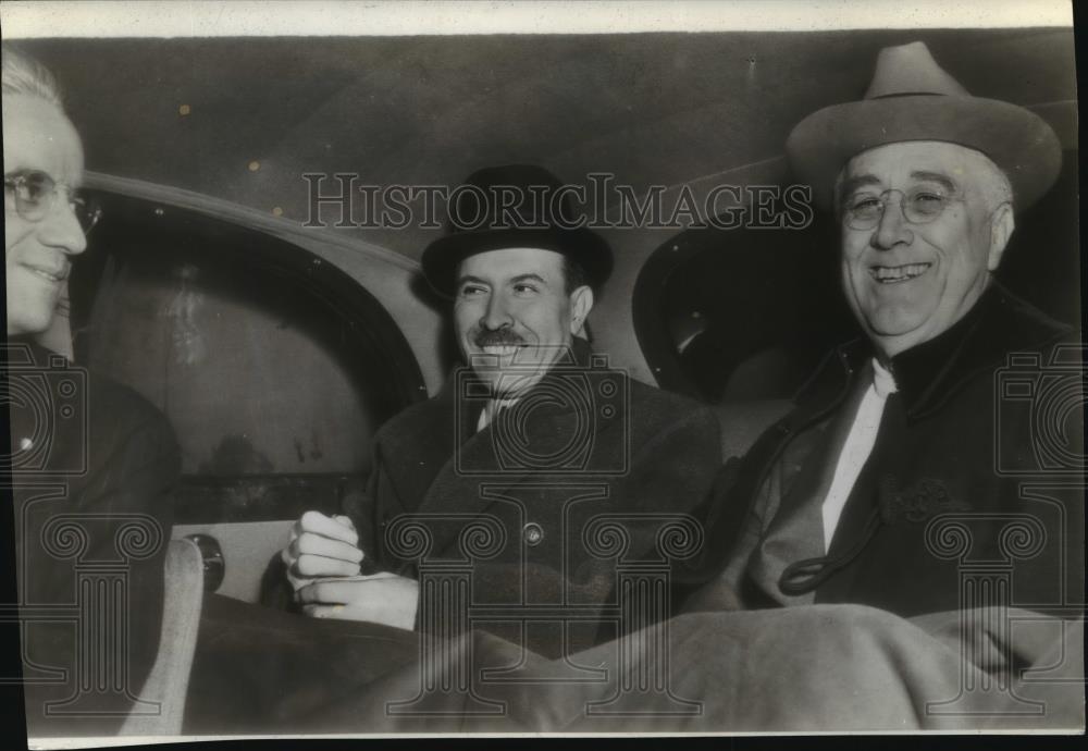 1942 Wire Photo Pres Carlos Arroyo Del Rio of Ecuador w/ Pres Roosevelt in Wash - Historic Images