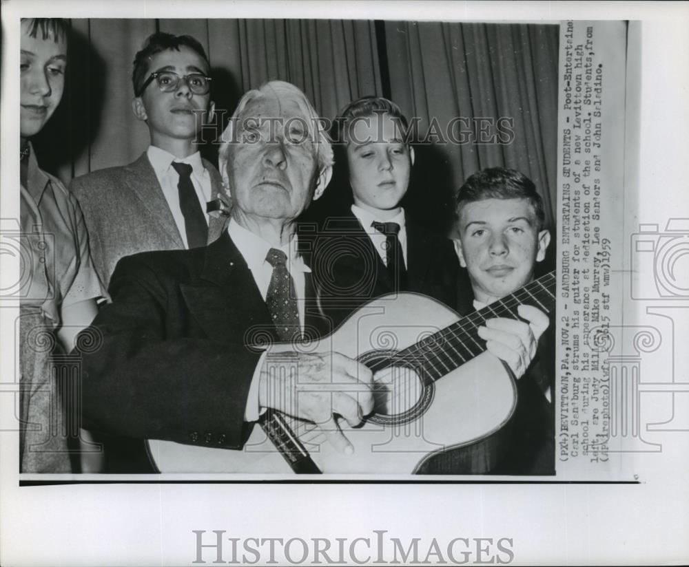 1959 Wire Photo Poet-Entertainer Carl Sandburg w/ students at Levittown high - Historic Images