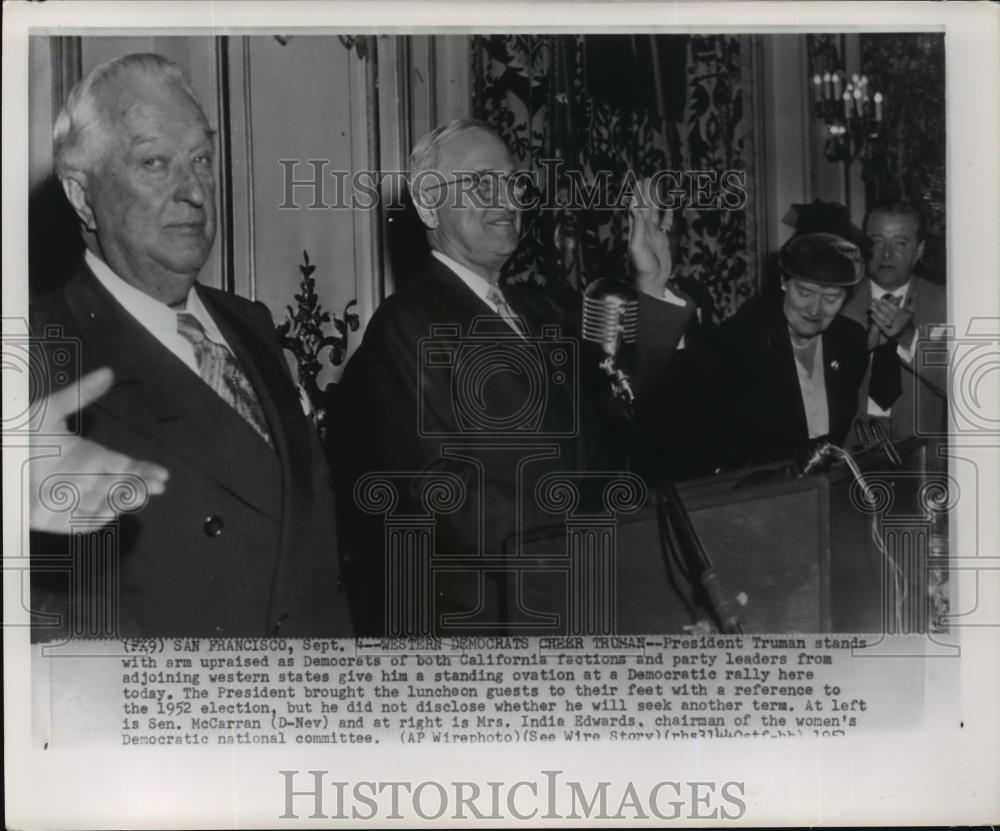 1951 Wire Photo President Truman waves as Democrats give him a standing ovation - Historic Images