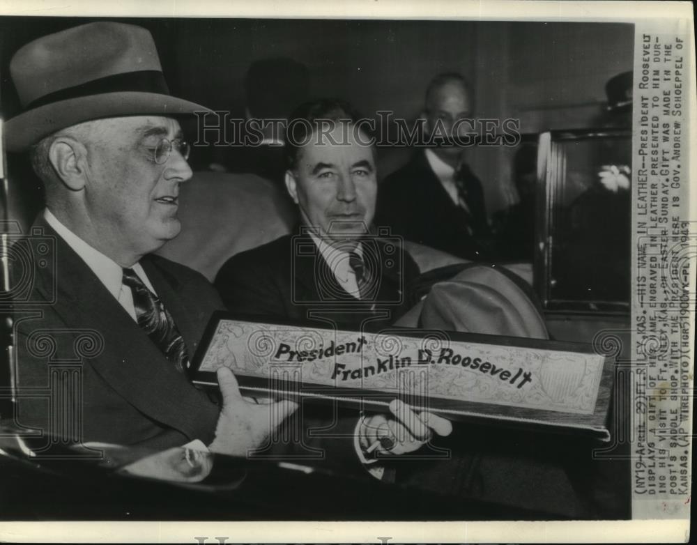 1943 Wire Photo President Roosevelt &amp; Gov. Andrew Schoeppel with Leather Gift - Historic Images