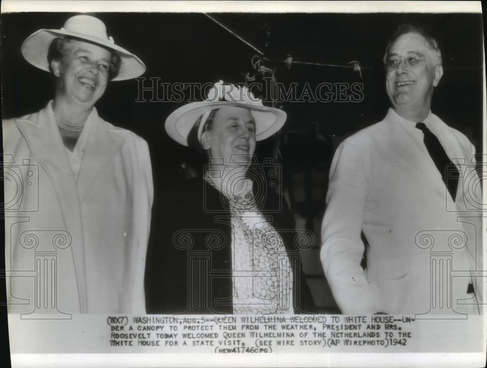 1942 Wire Photo President and Mrs. Roosevelt welcome Queen Wilhelmina - Historic Images