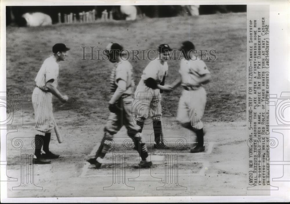 1962 Wire Photo P. Rizzuto trots across the plate after a first-inning home run - Historic Images