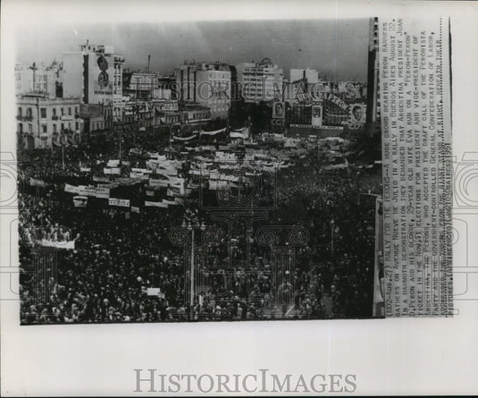 1951 Wire Photo Crowd bearing Peron banners on Avenue Nueve De Julio - Historic Images