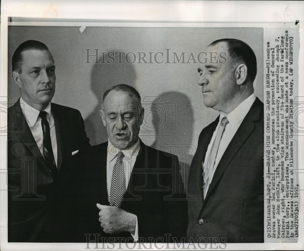 1961 Wire Photo Milwaukee Braves owner(ctr) announces the promotion of J.McHale - Historic Images