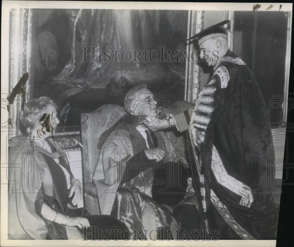 1943 Wire Photo Pres. Roosevelt receives the honorary degree of doctor of laws - Historic Images