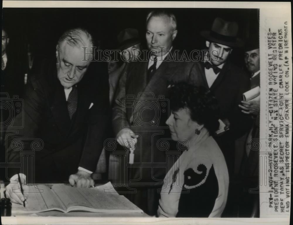 1943 Wire Photo Pres. Franklin Roosevelt signs New York State voting register - Historic Images