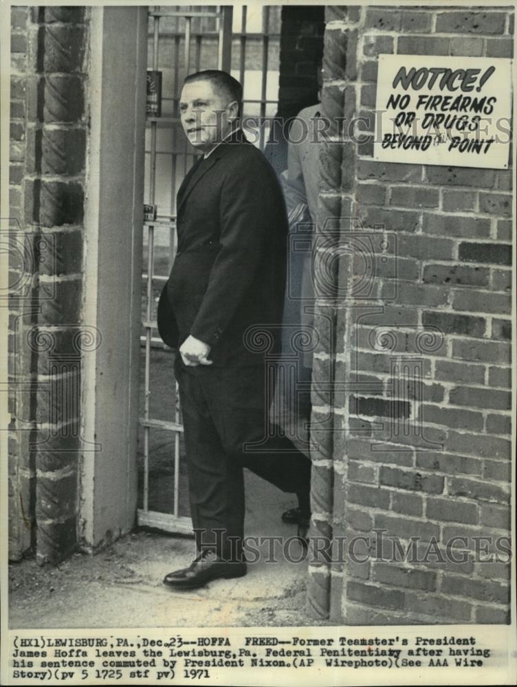 1971 Wire Photo Former Teamster&#39;s Pres James Hoffa leaving Lewisburg prison - Historic Images