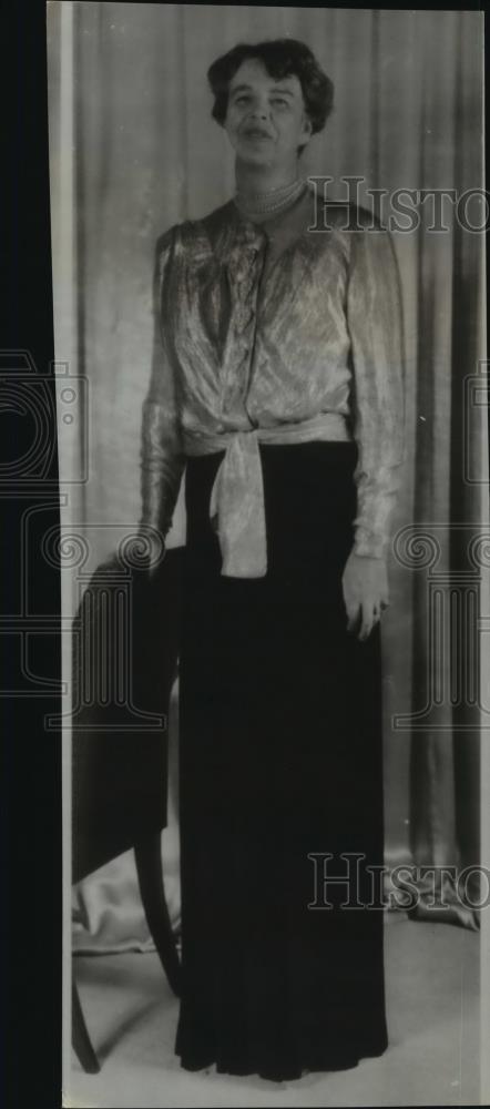 1938 Wire Photo Mrs Franklin D Roosevelt in a long sleeved blouse and skirt - Historic Images