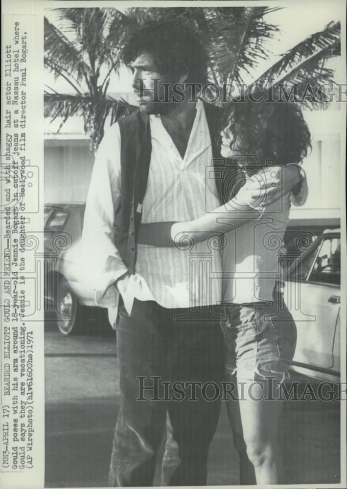 1971 Wire Photo Actor Elliot Gould posing with Jennie Bogard at a Nassau hotel - Historic Images