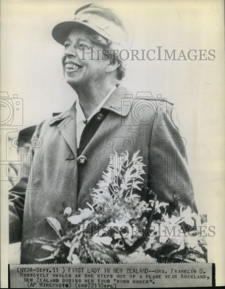 1943 Wire Photo Mrs. Franklin Roosevelt arrives in New Zealand for her tour - Historic Images