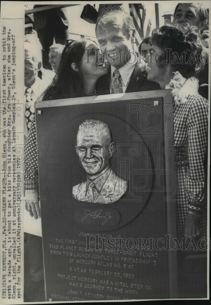 1972 Wire Photo First American to orbit the earth John Glenn with his daughter - Historic Images