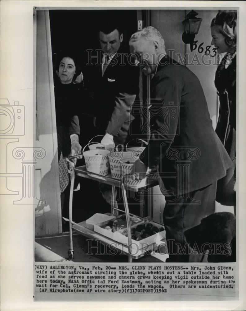 1962 Wire Photo Annie Glenn serving food to newsmen camp on her Arlington home - Historic Images