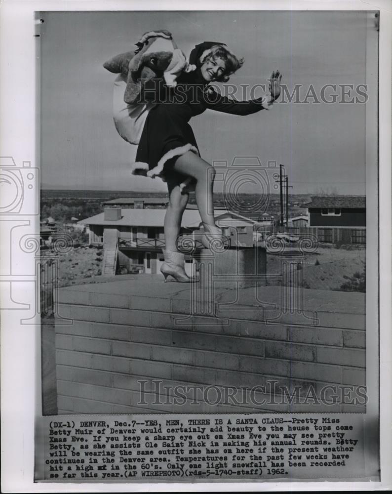 1962 Wire Photo Miss Betty Muir plays as Santa&#39;s assistant on Christmas Eve - Historic Images