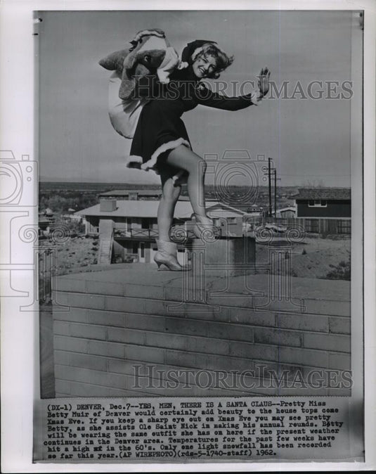 1962 Wire Photo Miss Betty Muir plays as Santa's assistant on Christmas Eve - Historic Images