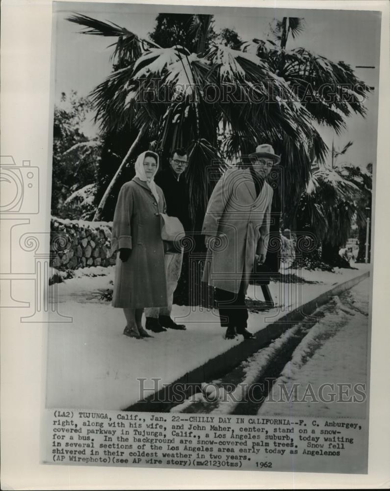 1962 Wire Photo Passengers wait for a bus on a snow covered parkway in Tujunga - Historic Images