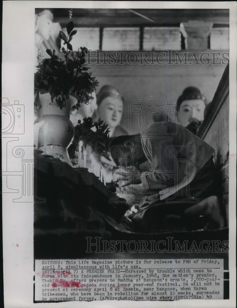 1949 Wire Photo Premier Thakin Nu offers prayer to Buddha at Rangoon's ornate - Historic Images