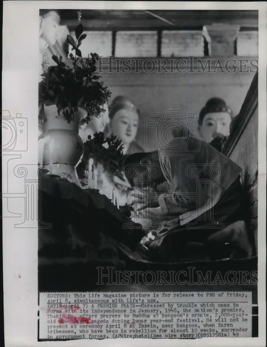 1949 Wire Photo Premier Thakin Nu offers prayer to Buddha at Rangoon's ornate - Historic Images