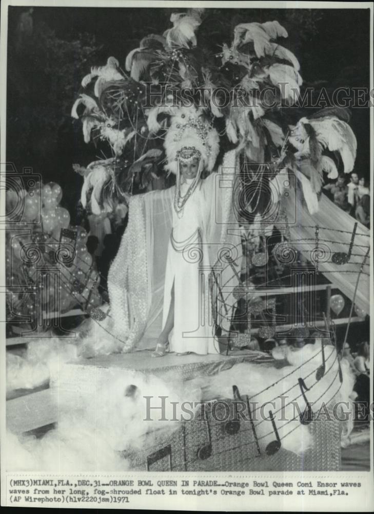 1971 Wire Photo Coni Ensor, Orange Bowl Queen, waves during the parade - Historic Images