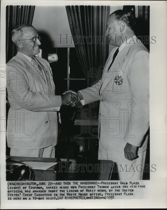 1951 Wire Photo President Harry Truman, shakes hands with President Galo Plaza. - Historic Images