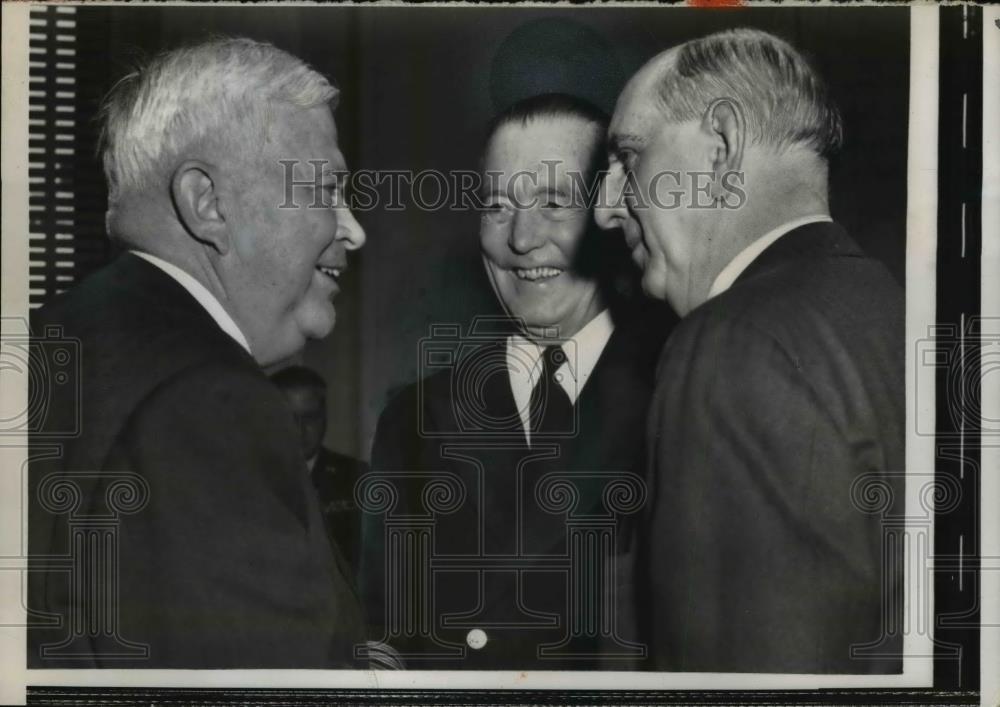 1957 Press Photo C E Wilson & Arthur Radford Chat with Richard B Russell - Historic Images