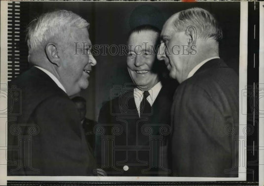 1957 Press Photo C E Wilson & Arthur Radford Chat with Richard B Russell - Historic Images