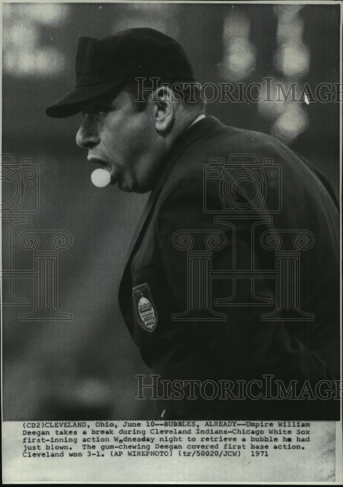 1971 Wire Photo William Deegan bubbles his gum at the Indians-White Sox game - Historic Images