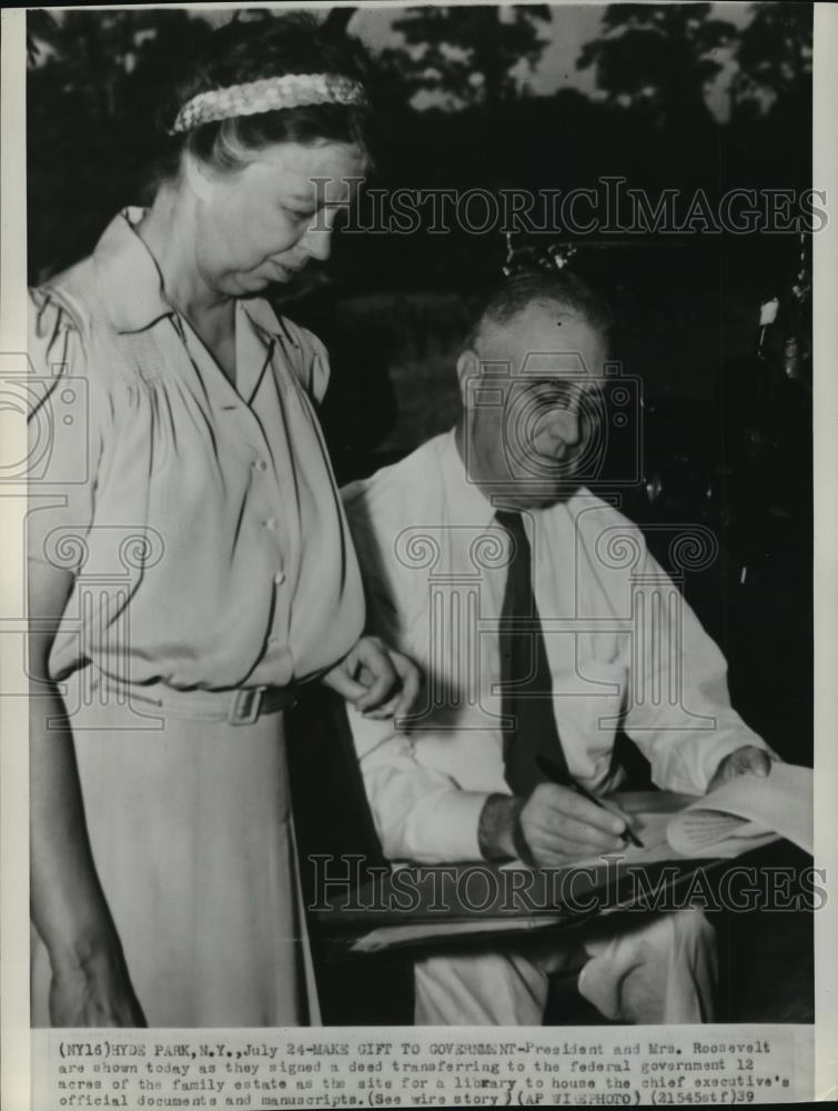 1939 Wire Photo Mr. and Mrs. Roosevelt transfer family land for a library site - Historic Images