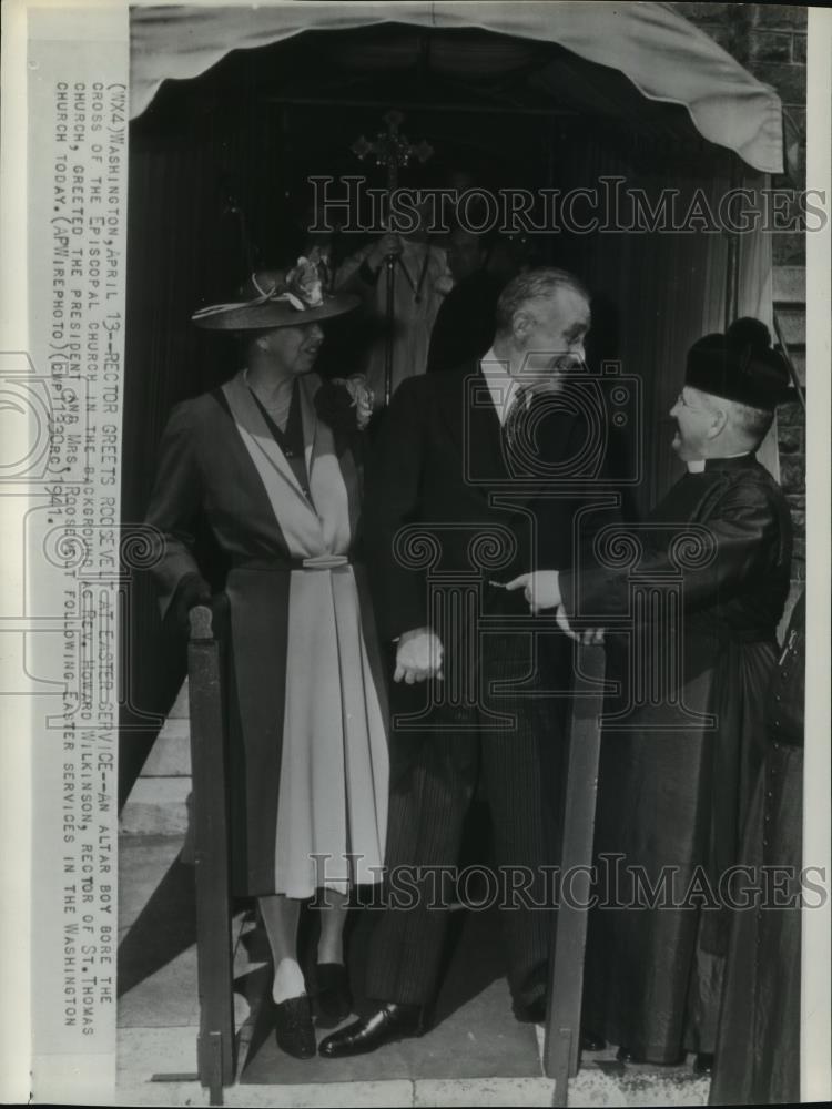 1941 Wire Photo Rev. Howard Wilkinson greets Pres. and Mrs. Roosevelt - Historic Images