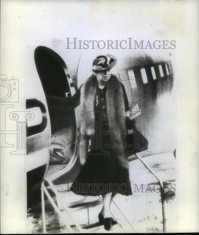 1942 Wire Photo Mrs. Franklin D. Roosevelt flight across the Atlantic to London - Historic Images