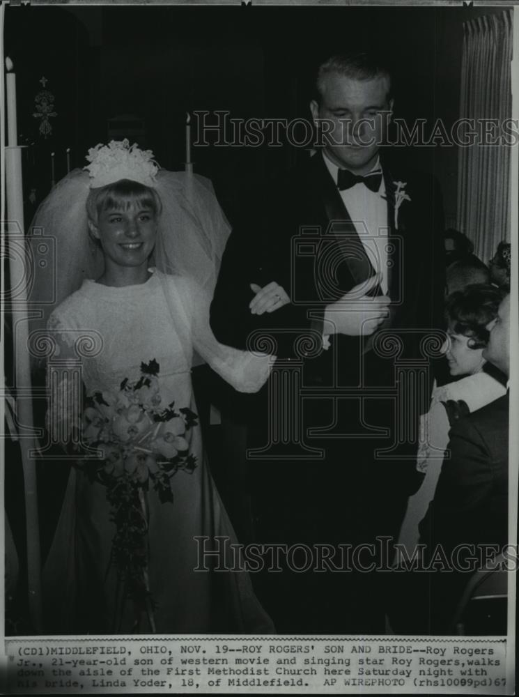 1967 Press Photo Actor Roy Rogers Jr with his bride at First Methodist ...
