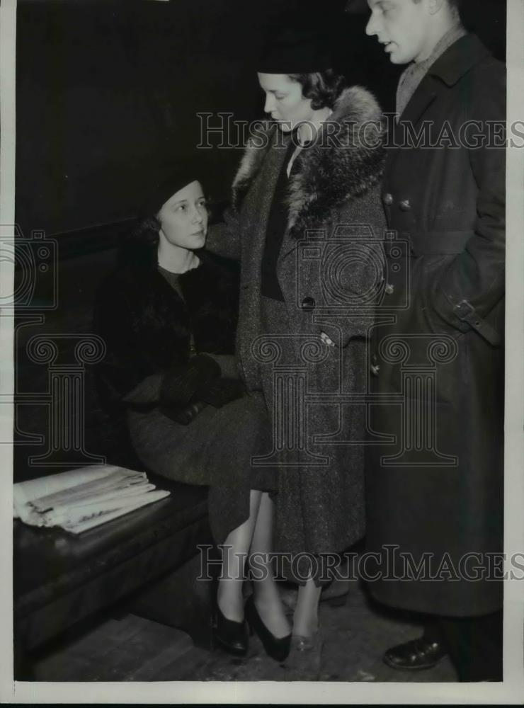 1933 Press Photo Priscilla Wittl, Sister Virginia at Chicago Police Questioning - Historic Images