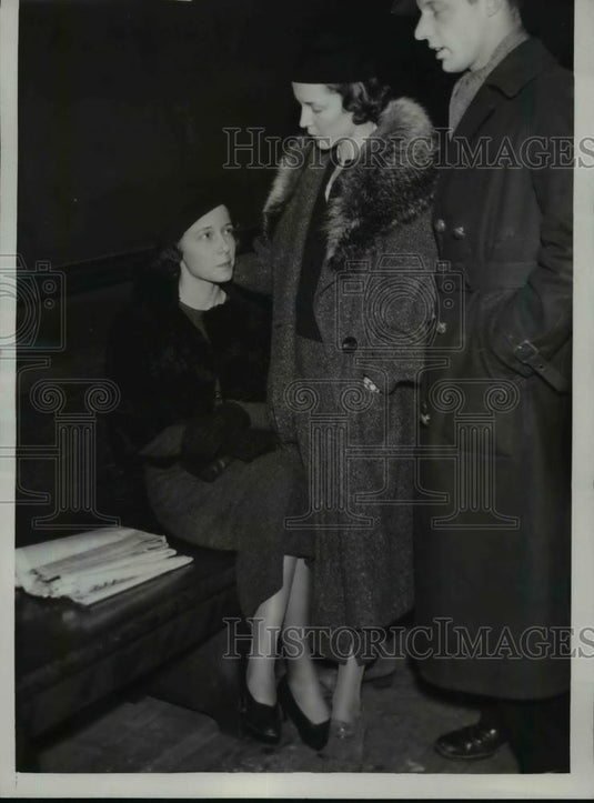 1933 Press Photo Priscilla Wittl, Sister Virginia at Chicago Police Questioning - Historic Images