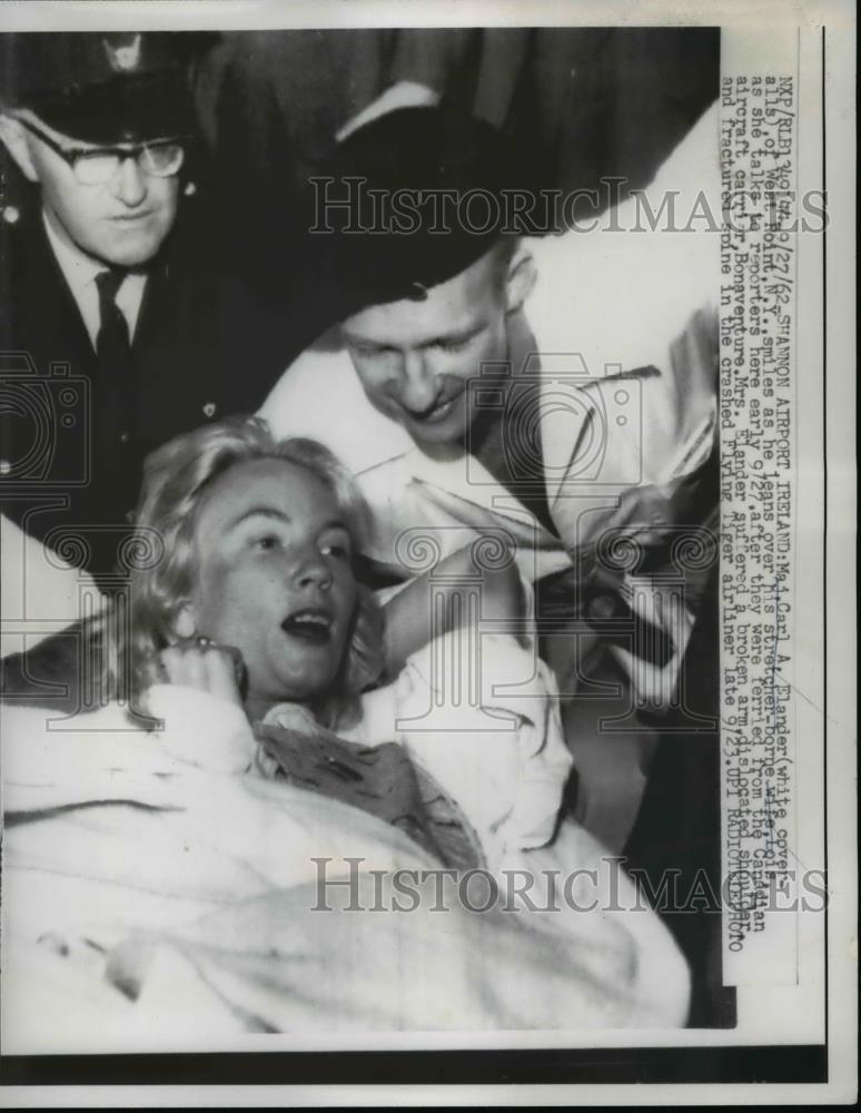 1962 Press Photo Major Carl A Elander &amp; Wife Lois on Stretcher Injured - Historic Images