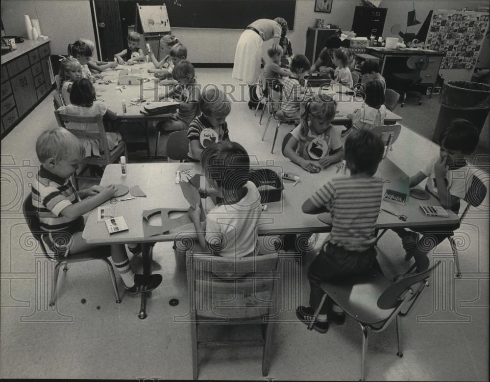 1984 Press Photo Kindergartners At Richmond School In Waukesha County - Historic Images