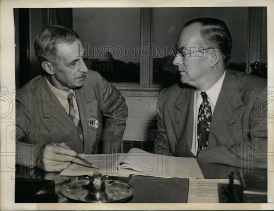 1943 Press Photo Walter M. Dear & Donald Nelson Discuss Plans For Press Campaign - Historic Images