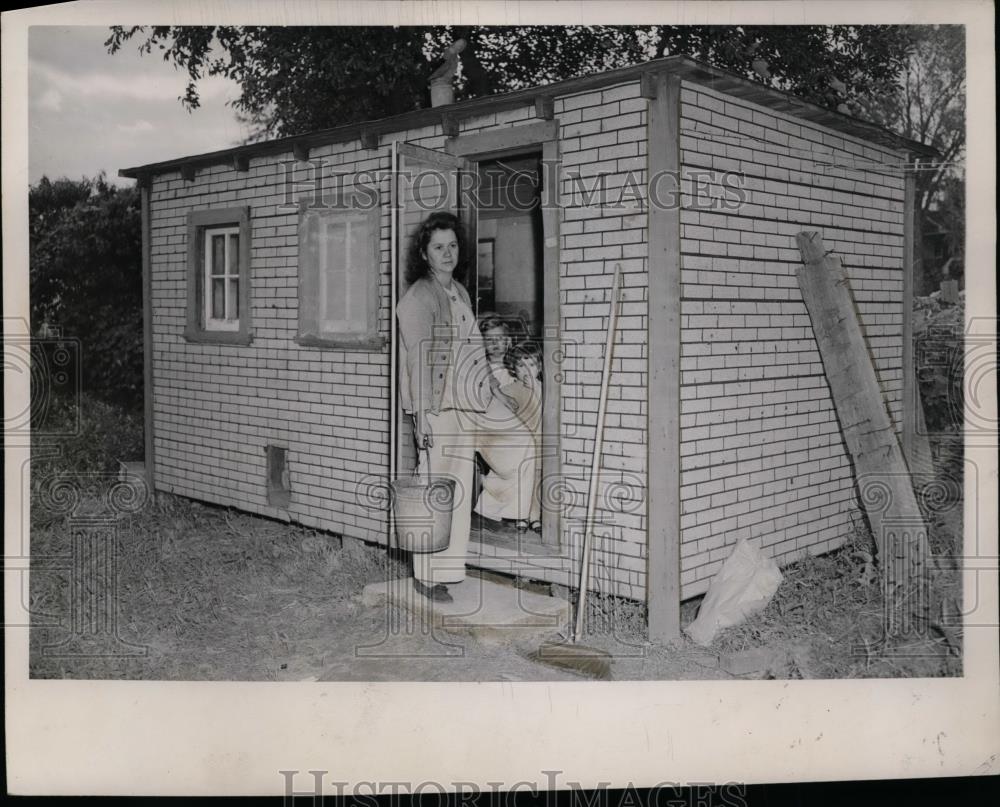 1947 Press Photo Mrs William Payette & Family Live in a Remodeled Chicken Coop - Historic Images