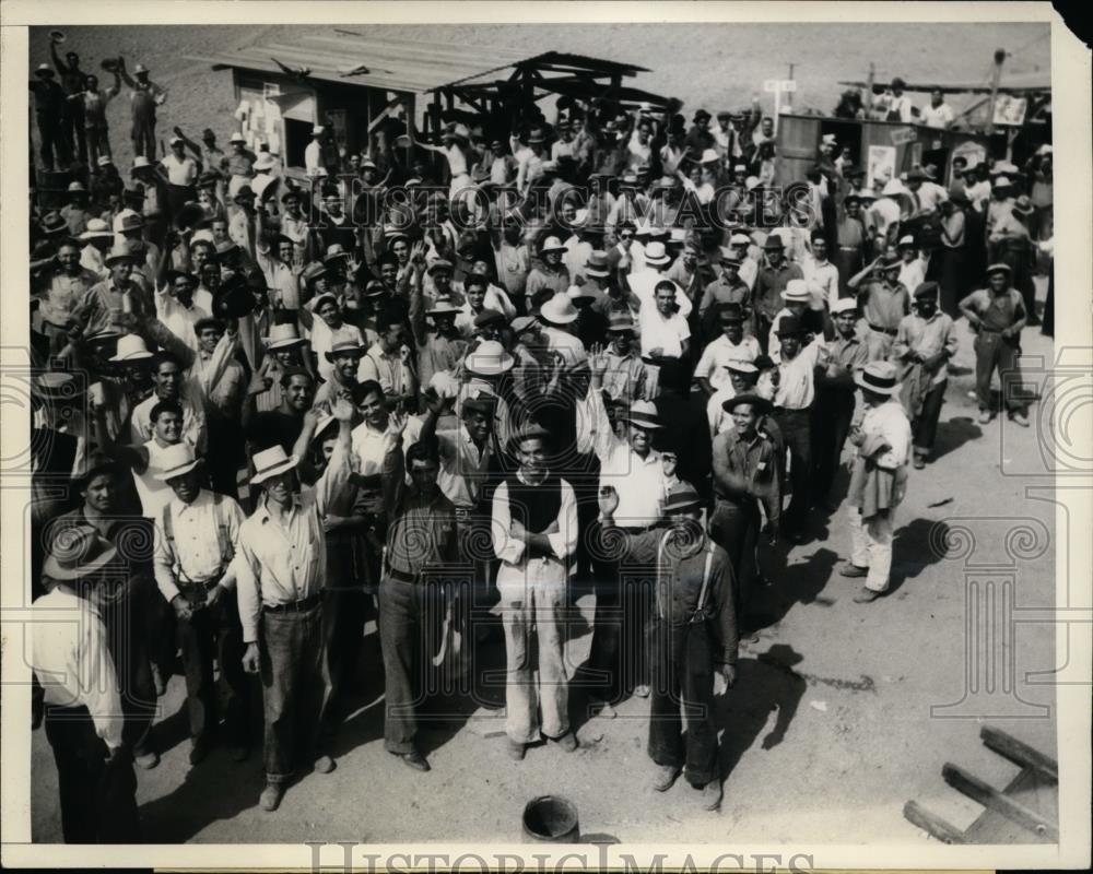 1936 Press Photo 2,000 workmen who quit when their checks failed to arrive - Historic Images