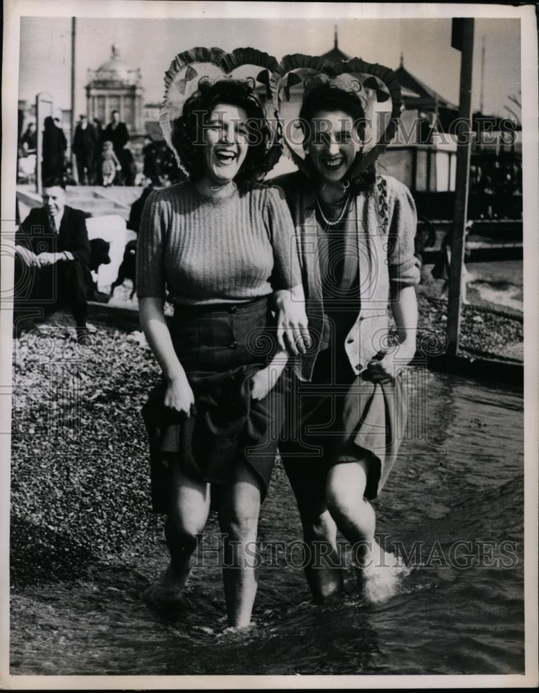 1948 Press Photo Edna Grimwade, and Joyce Blackshaw wading in the surf - Historic Images