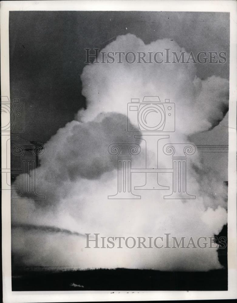 1941 Press Photo Demonstration of Chemicals Heated to 2700 Degrees Explode - Historic Images