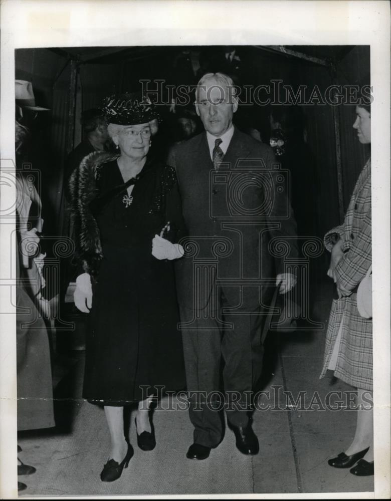 1943 Press Photo Mr and Mrs Henry Stimson Leave Trinity Church, New Haven - Historic Images