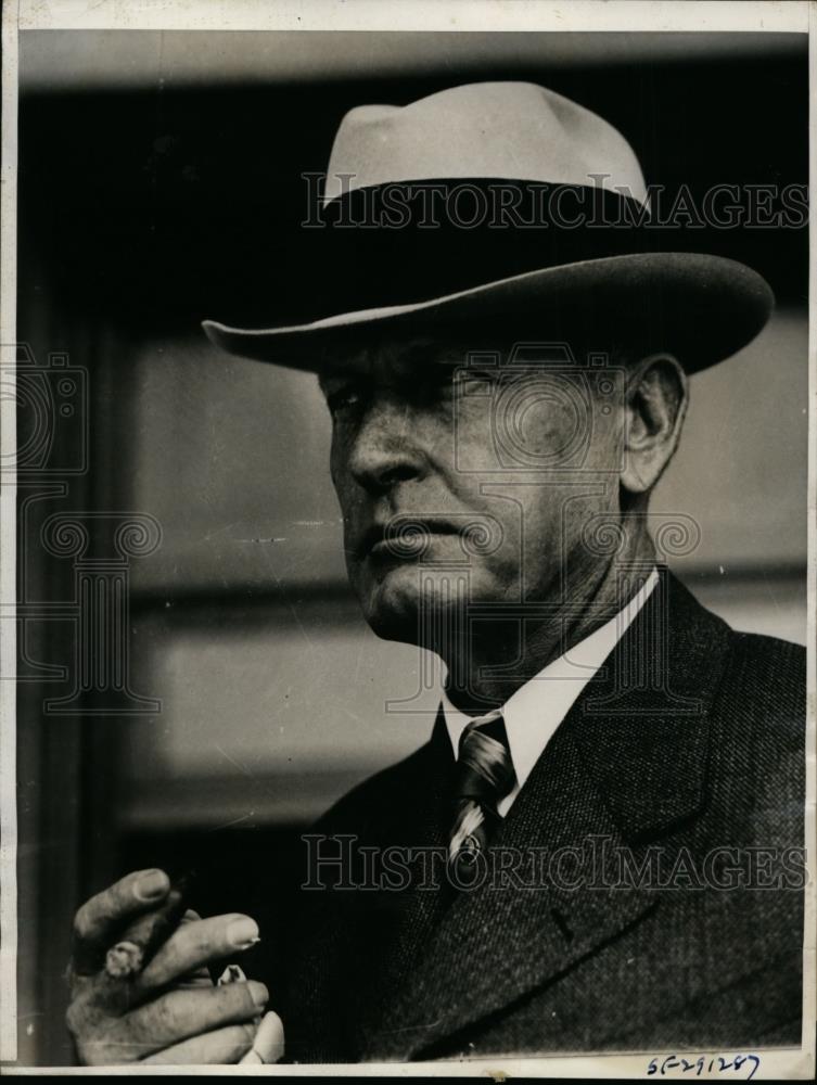 1935 Press Photo Warden James Holdman Held Hostage by San Quentin Prisoners - Historic Images