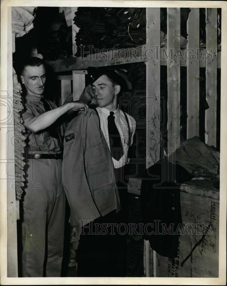 1940 Press Photo British Commonwealth Air Training Airman Fitted with Uniform - Historic Images