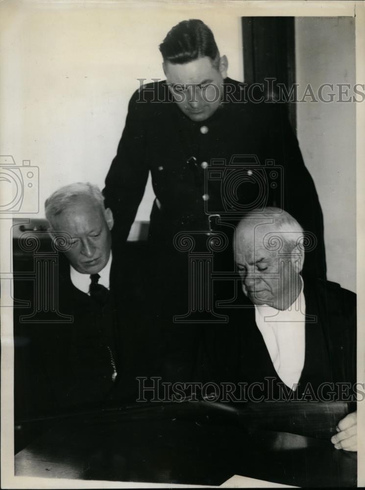 1938 Press Photo Officials Exam Gun With Which Helen Grier Was Fatally Shot - Historic Images