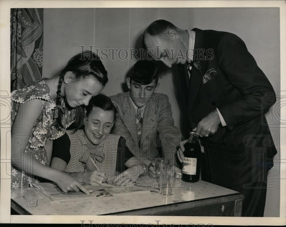 1945 Press Photo Bernard Mullaney and Family Introduced to Rationing, CA - Historic Images