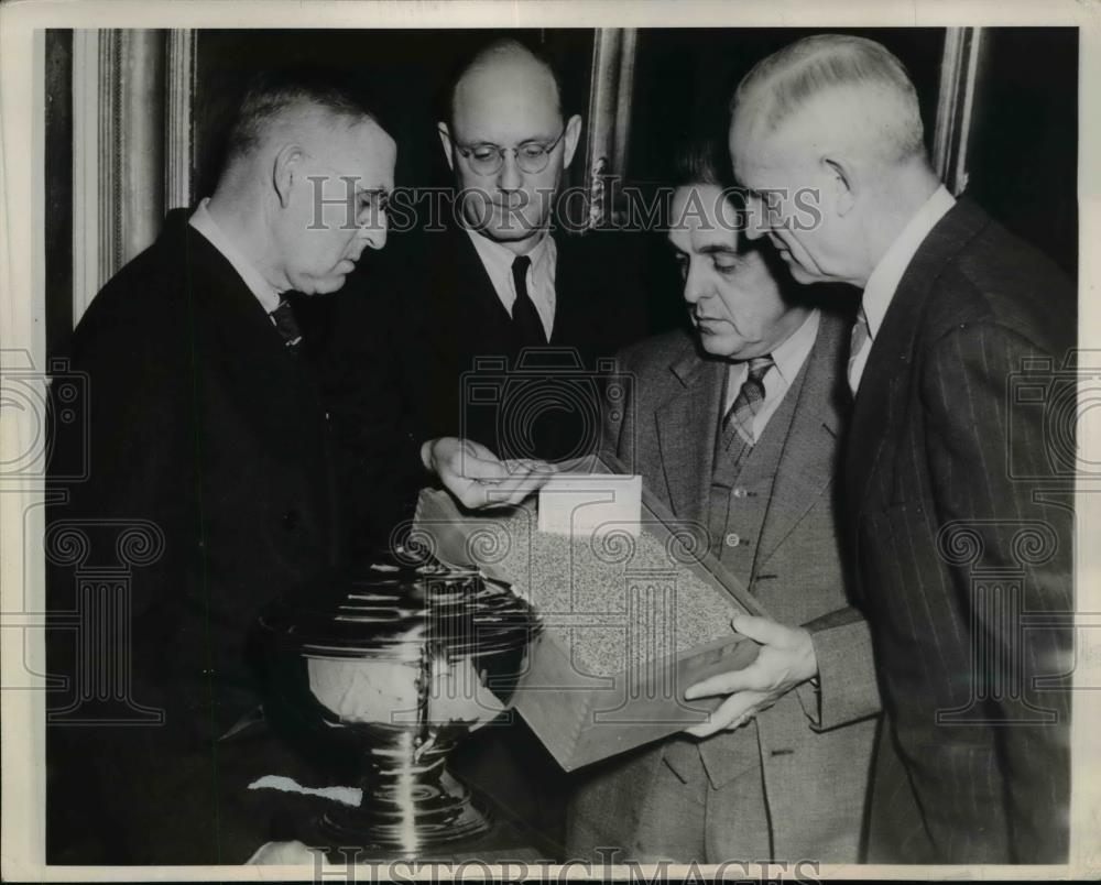 1944 Press Photo Leo Linstrom wins wheat prize award from judges - net24326 - Historic Images